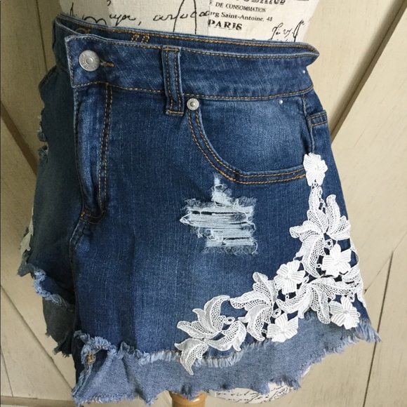 🌸Flower Appliqué Festival Shorts🌸 - Picture 2 of 8